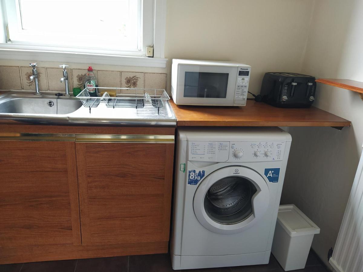 Self Catering 2 Bedroom Flat, Frequent Buses, 1-Minute Walk To Bus Stop, 20 Minutes To City Center Edinburgh Dış mekan fotoğraf