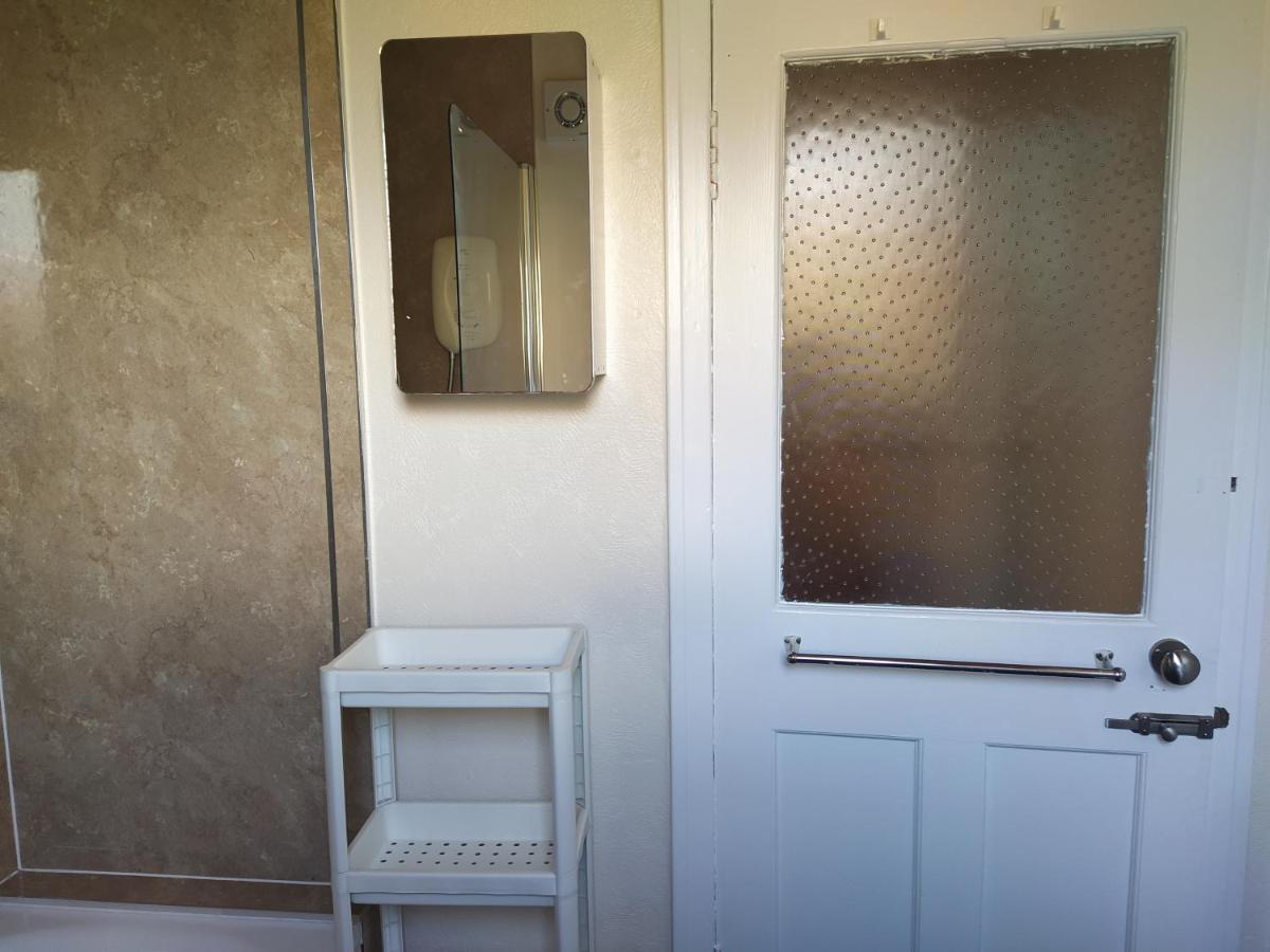 Self Catering 2 Bedroom Flat, Frequent Buses, 1-Minute Walk To Bus Stop, 20 Minutes To City Center Edinburgh Dış mekan fotoğraf