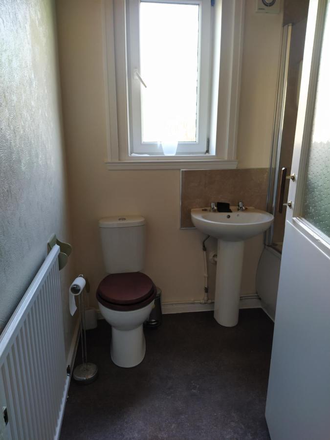 Self Catering 2 Bedroom Flat, Frequent Buses, 1-Minute Walk To Bus Stop, 20 Minutes To City Center Edinburgh Dış mekan fotoğraf