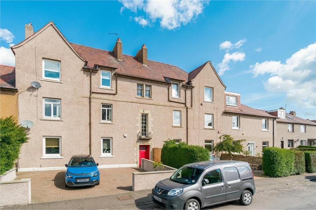Self Catering 2 Bedroom Flat, Frequent Buses, 1-Minute Walk To Bus Stop, 20 Minutes To City Center Edinburgh Dış mekan fotoğraf