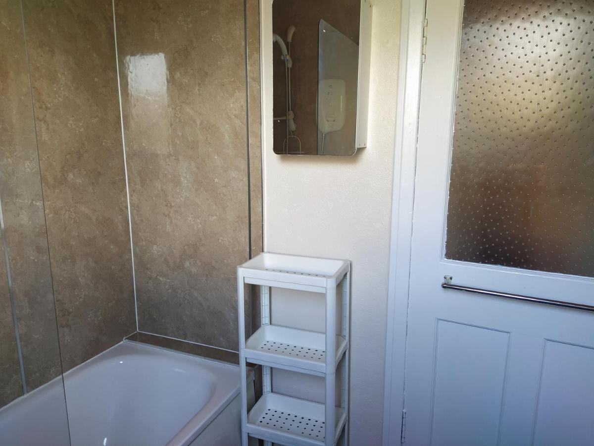 Self Catering 2 Bedroom Flat, Frequent Buses, 1-Minute Walk To Bus Stop, 20 Minutes To City Center Edinburgh Dış mekan fotoğraf
