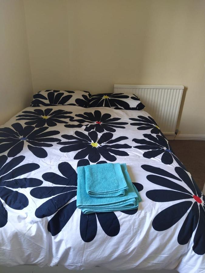 Self Catering 2 Bedroom Flat, Frequent Buses, 1-Minute Walk To Bus Stop, 20 Minutes To City Center Edinburgh Dış mekan fotoğraf