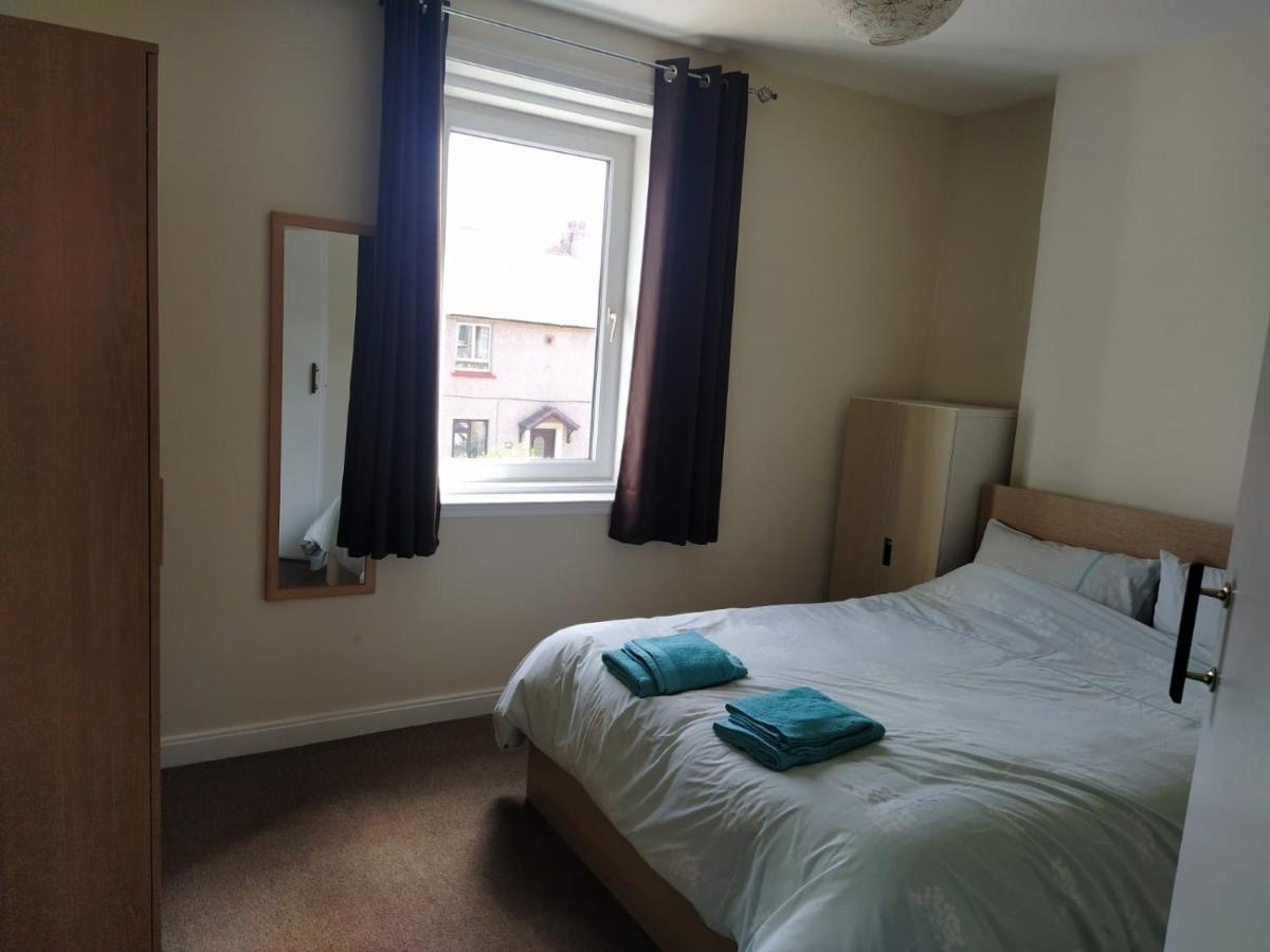 Self Catering 2 Bedroom Flat, Frequent Buses, 1-Minute Walk To Bus Stop, 20 Minutes To City Center Edinburgh Dış mekan fotoğraf
