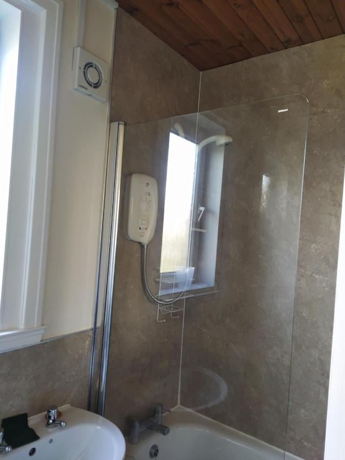 Self Catering 2 Bedroom Flat, Frequent Buses, 1-Minute Walk To Bus Stop, 20 Minutes To City Center Edinburgh Dış mekan fotoğraf